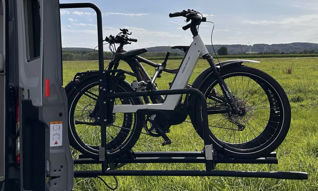 E-Bike auf dem modularen Heckträger des domosMobil